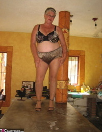 Fat oma Girdle Goddess strips to tan pantyhose on an island in the kitchen
